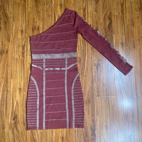 2B Bebe Wine Metallic One Shoulder Cutout Sleeve Stretch Mini Dress Size Small - Picture 1 of 16